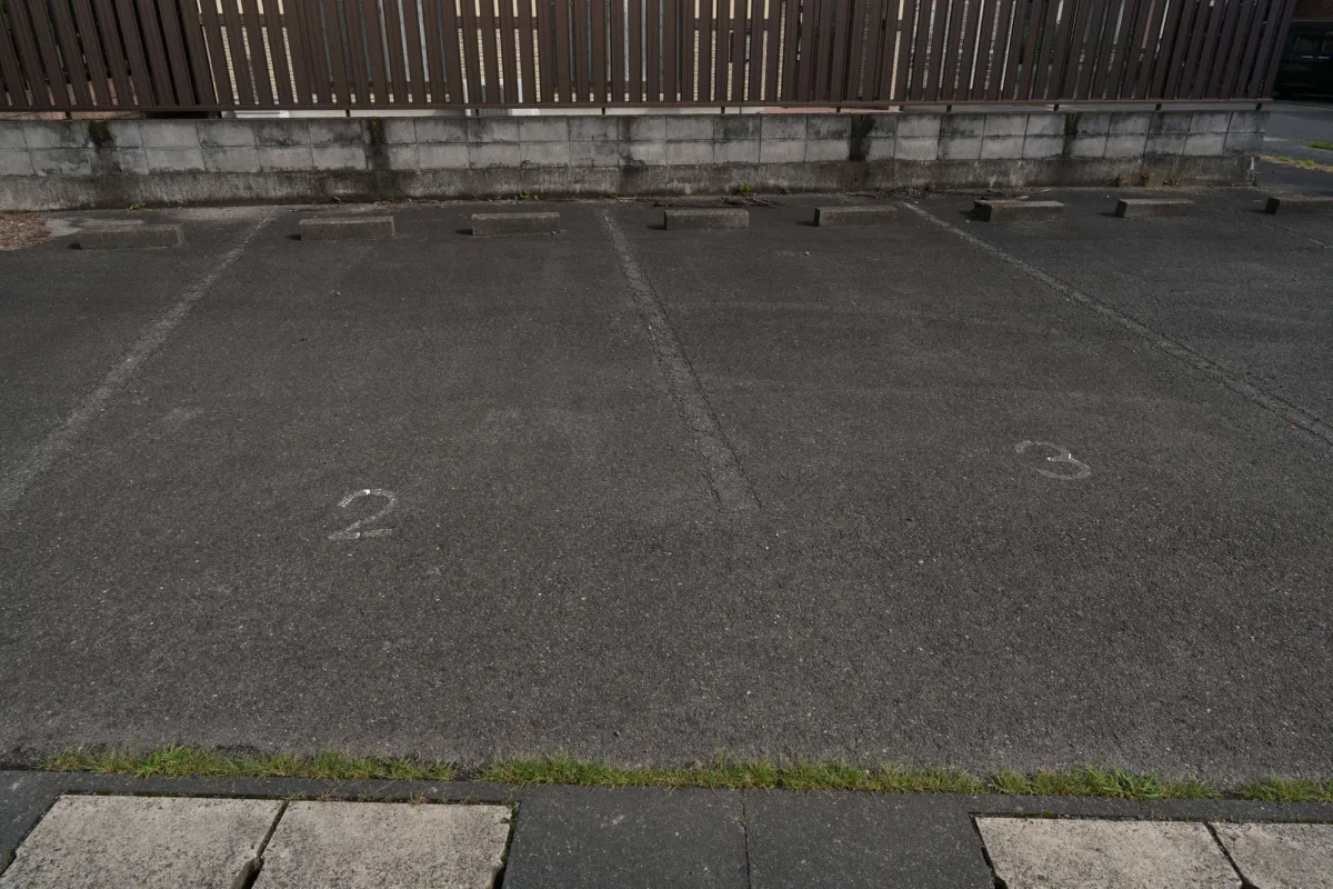 第2駐車場。路面に2番・3番の番号が書かれた区画